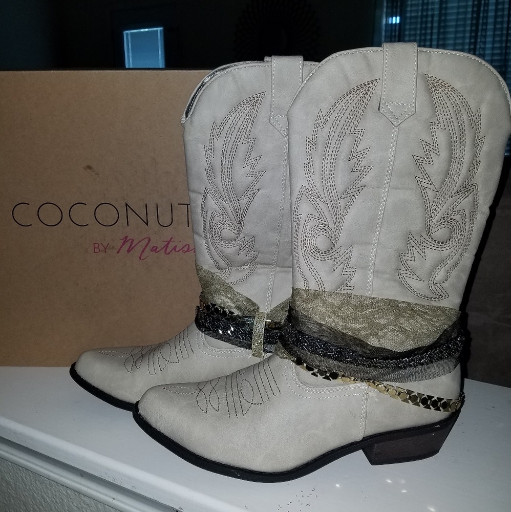 Coconuts by Matisse Spur Beige Boots